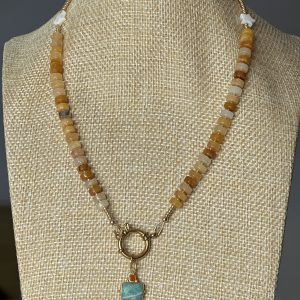 Collier en amazonite, étoiles de nacre, breloque en jade et onyx rouge Atelier CVL