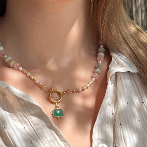 Collier en amazonite, nacre, quartz rose, breloque en onyx vert et rouge Atelier CVL