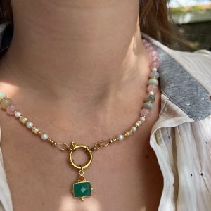 Collier en amazonite, nacre, quartz rose, breloque en onyx vert et rouge Atelier CVL