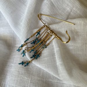 Broche chaîne, perles et croix