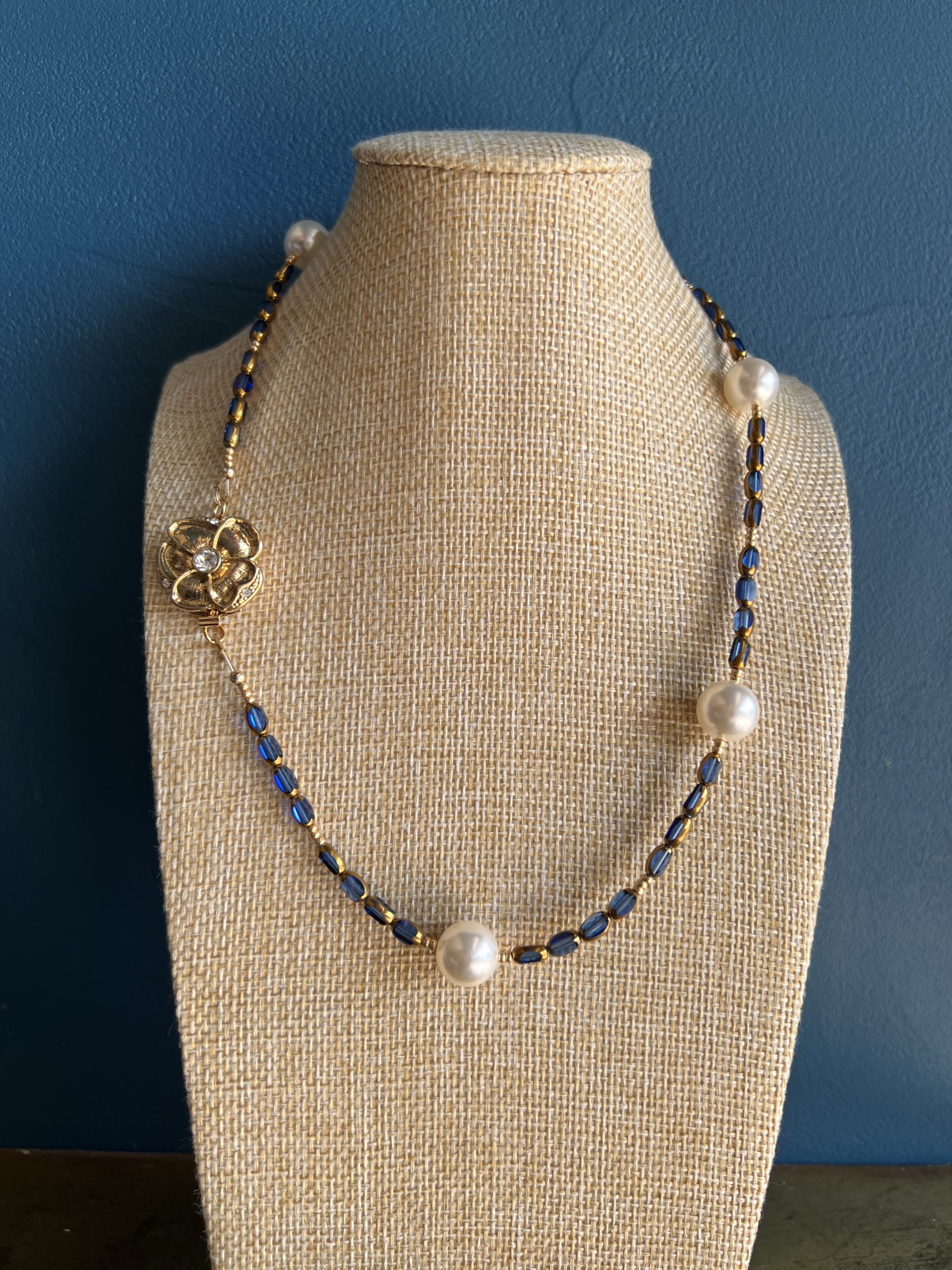 Collier blue Camelia Atelier CVL