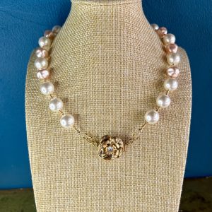 Collier Audrey fermoir camelia Atelier CVL