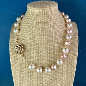 Collier Audrey fermoir camelia Atelier CVL