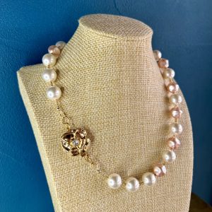 Collier Audrey fermoir camelia Atelier CVL