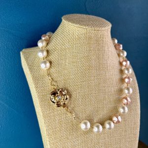Collier Audrey fermoir camelia Atelier CVL
