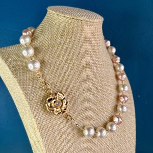 Collier Audrey fermoir camelia Atelier CVL
